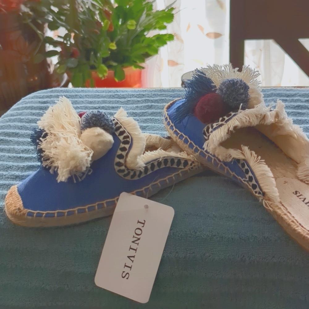 NWOB Tonivis Slip-on Shoes. Size 7